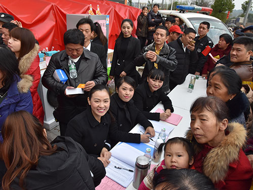 現場禮品發(fā)放登記處，工作人員