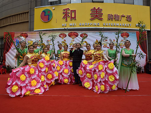 紅橋開(kāi)心藝術團，舞蹈《春到湘江紅橋美》